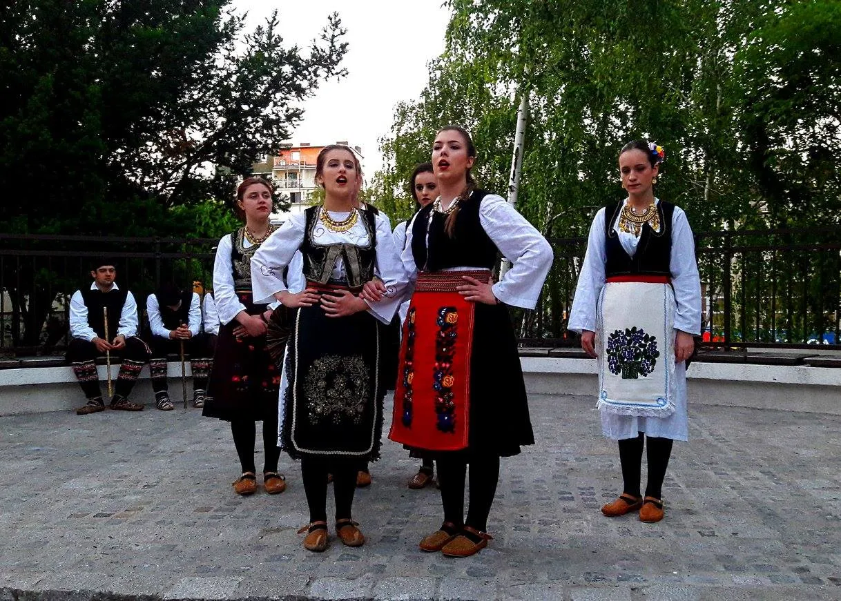 С колена на колено